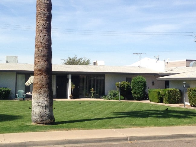 Building Photo - Stills on 46th