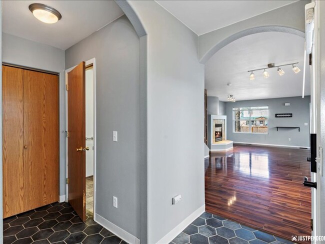 Building Photo - Spacious & Updated 3 Bedroom Duplex Near M...