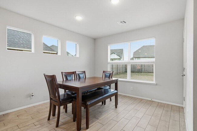 Building Photo - Welcome to this exceptionally well maintained like new home located in the Estates at Morrow Place