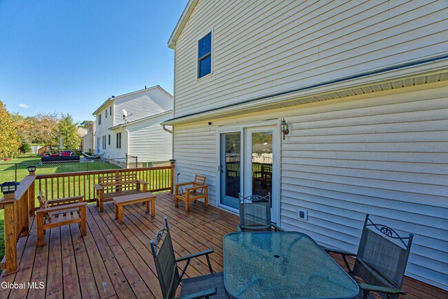 Building Photo - 5 Shamrock Cir