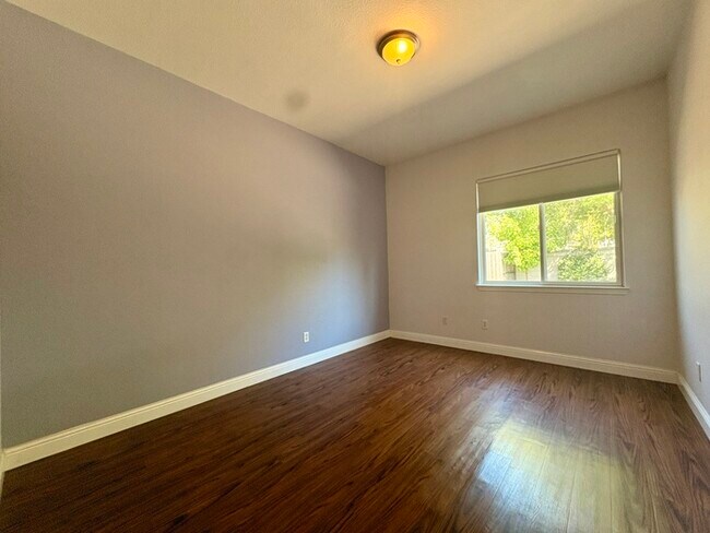 Building Photo - Beautiful 3 Bedroom, 2 Bathroom Home Walking Distance To The Fountains / Galleria!