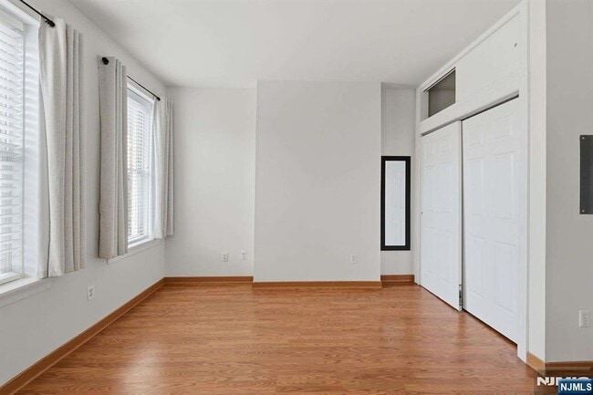Building Photo - 394 Woodlawn Ave