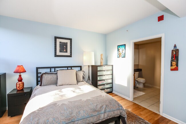 Master bedroom with ensuite bathroom - 715 6th St NW