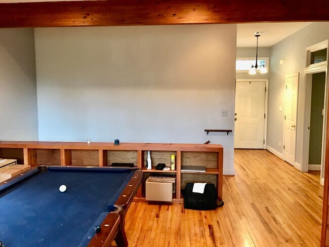 Building Photo - Excellent Location!!