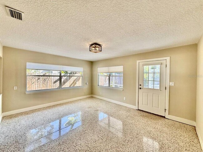 Building Photo - 2918 10th Ave N