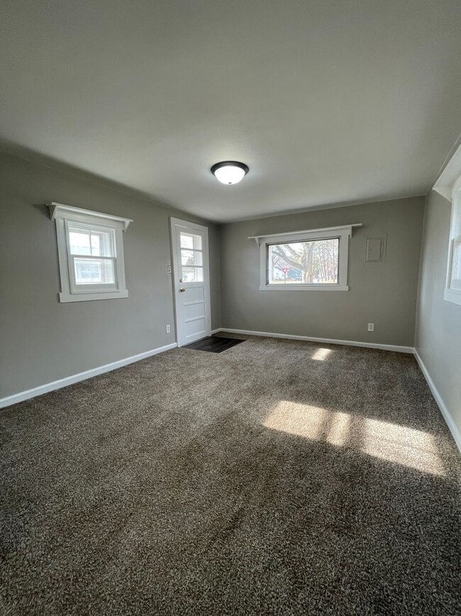 Building Photo - 2 bed, 1 bath home for rent in Waterloo