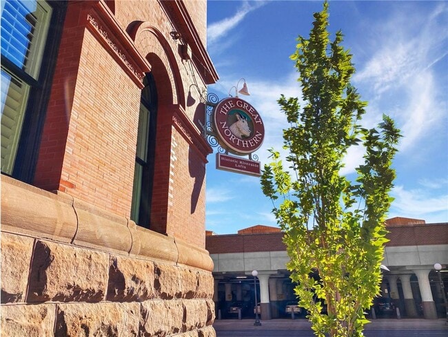 Building Photo - 300 Wall St