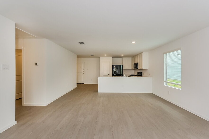 Building Photo - 2221 Crested Saguaro St