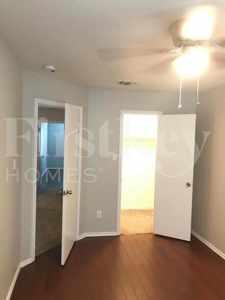 Building Photo - 10631 S Shaenridge