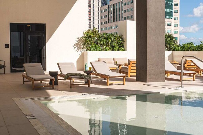 Building Photo - 225 N Miami Ave