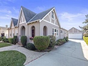 Building Photo - Beautiful Home in Quaint Neighborhood