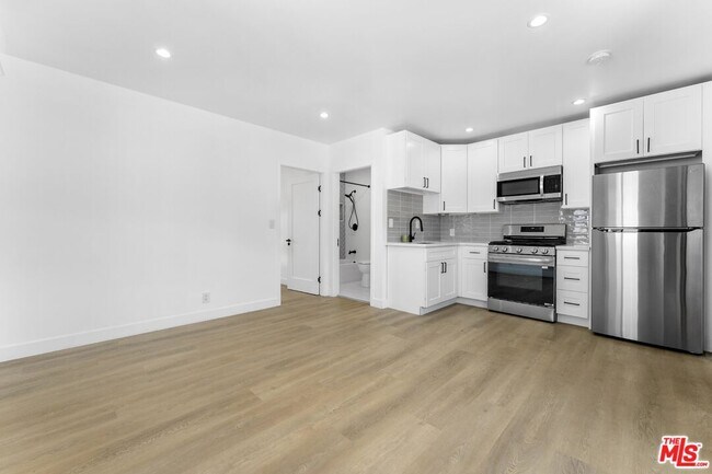 Building Photo - 19433 Valerio St