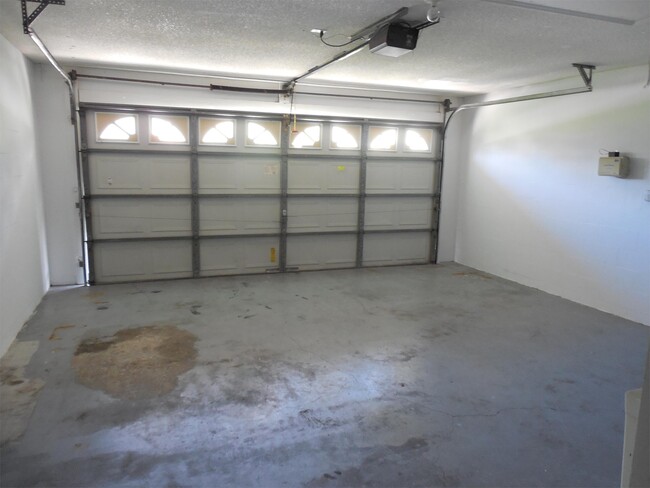 Building Photo - 5592 W Woodside Dr