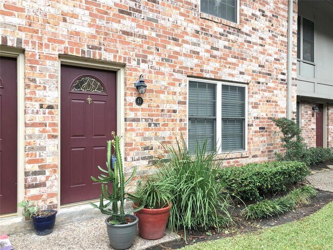 Building Photo - 515 Tallowood Rd