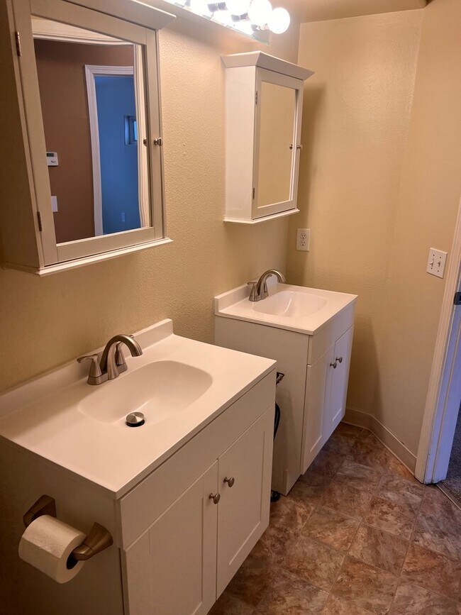 Building Photo - Beautiful 3 bedroom/2bath with spacious deck and backyard