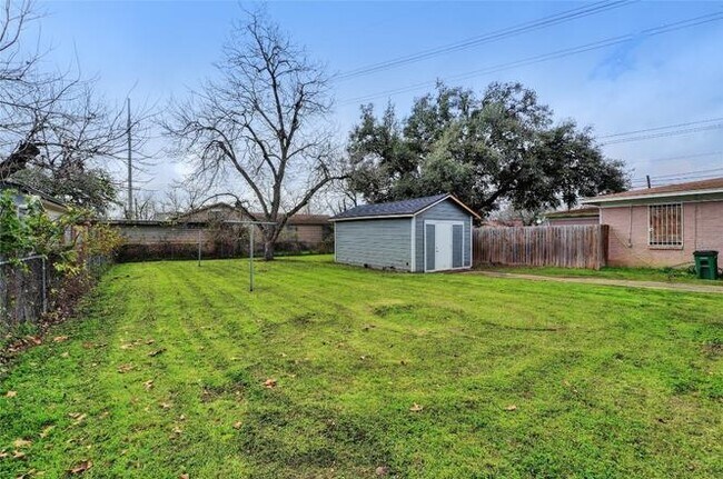 Building Photo - 4603 Leslie Ave