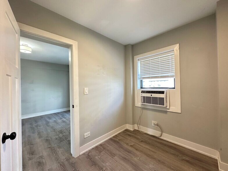Building Photo - 508 W Belmont Ave