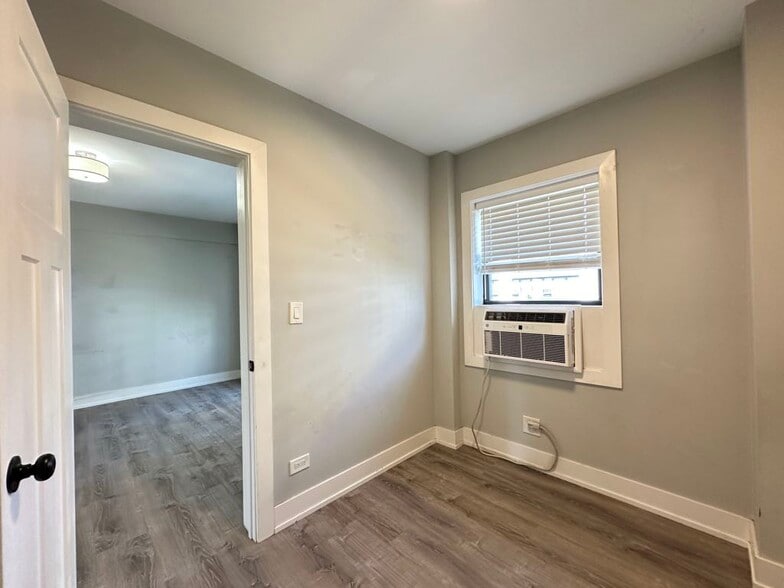 Building Photo - 545 W Belmont Ave