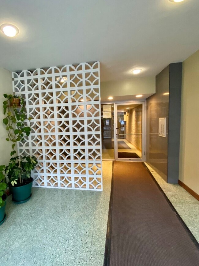 Building Photo - 5949 N Kenmore Ave