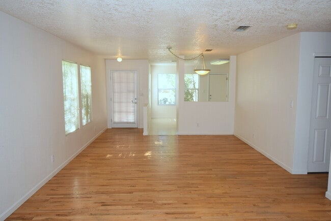 Building Photo - Great 3BR Home Near Cottonwood Mall!!