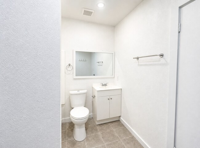 Building Photo - 240 1/2 E Beech Ave