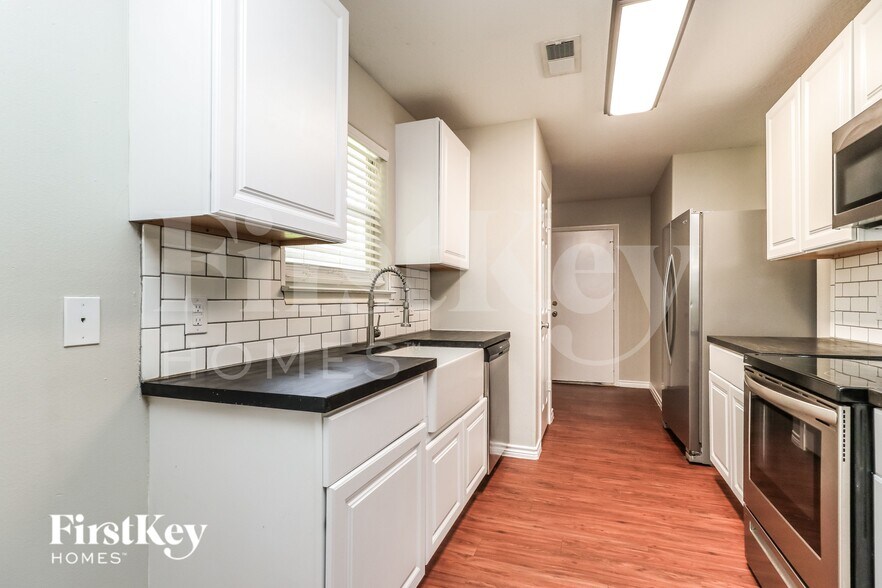 Building Photo - 10684 Royal York Dr