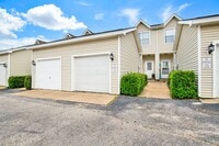 Building Photo - Spacious 2 Bed/2.5 Bath Townhome in POOL CONDO COMPLEX!