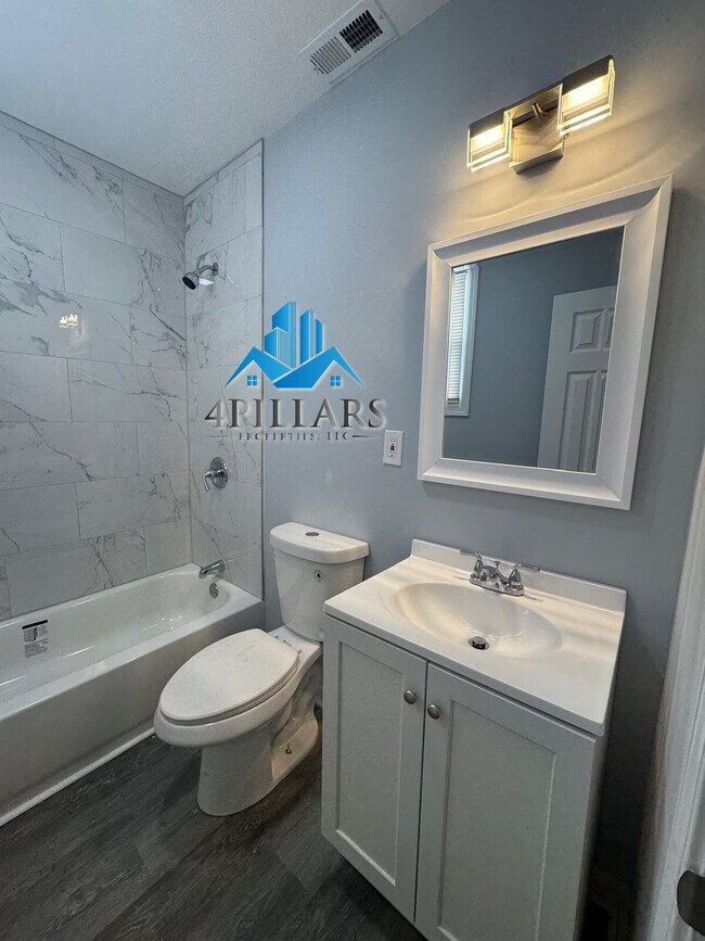 Building Photo - 3904 Deodar St