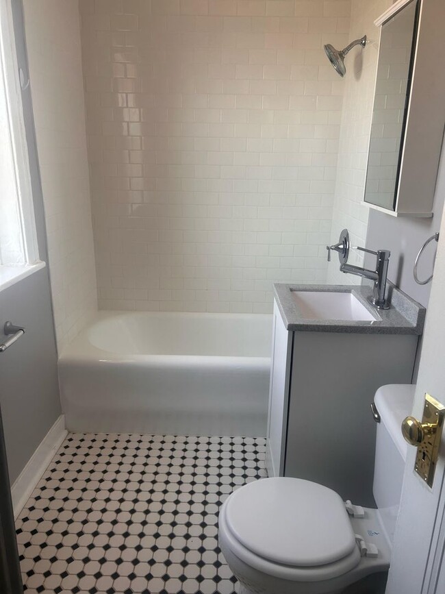 Building Photo - Remodeled East Albany Park Apts!
