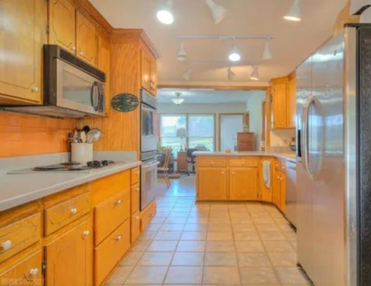 Spacious kitchen with updated appliances - 5163 Whitethorne Rd
