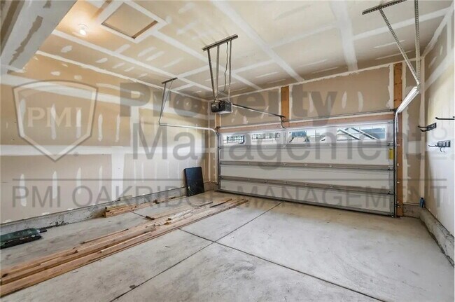 Building Photo - 3 Bed 3 1/2 Bath Single Family Home with Attached 2 Car Garage