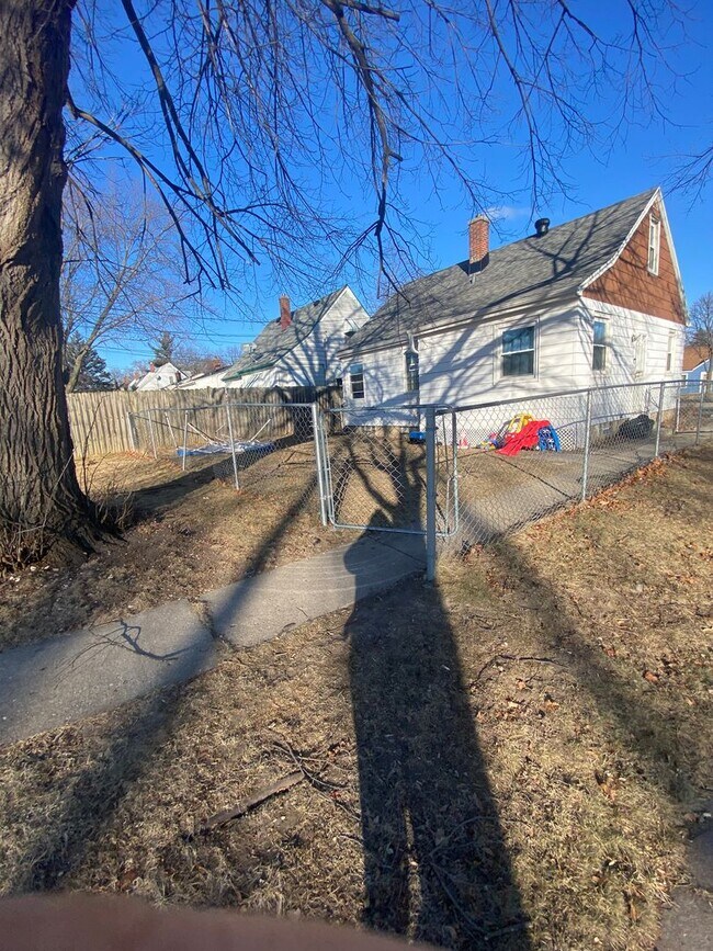 Building Photo - 3BR SINGLE FAMILY, FULL BASEMENT, BIG FENC...