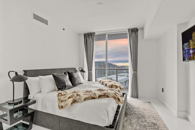 Building Photo - 631 Brickell Ave