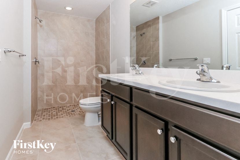 Building Photo - 957 SE Caravan Ave