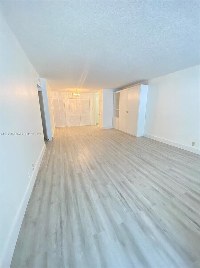 Building Photo - 9225 Collins Ave