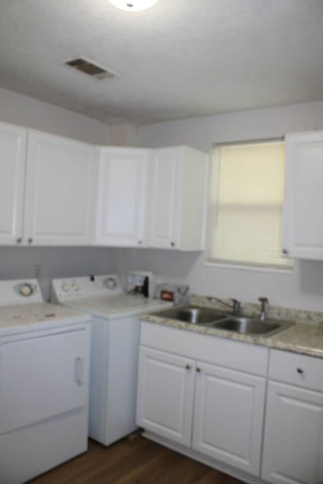 Building Photo - Midtown Rental 2 Bed 1 Bath