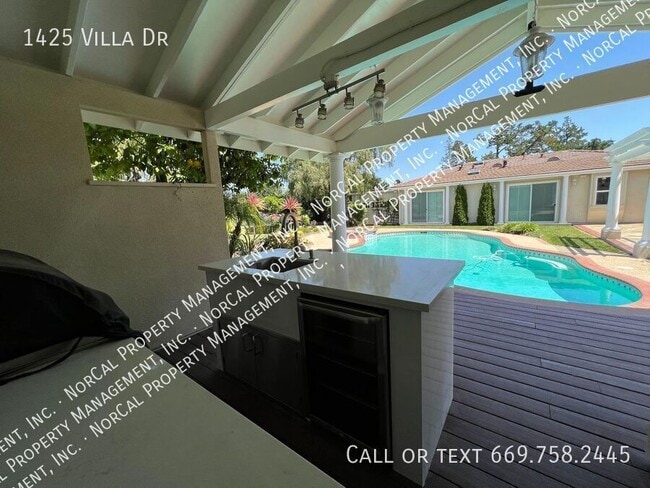 Building Photo - 1425 Villa Dr