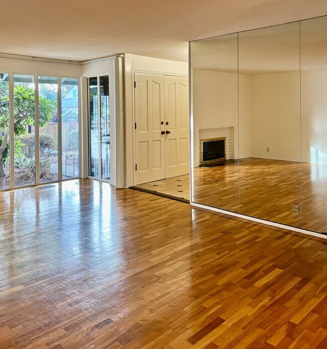 Building Photo - 3 Bed / 2.5 Bath Bellevue rambler $3,895/month