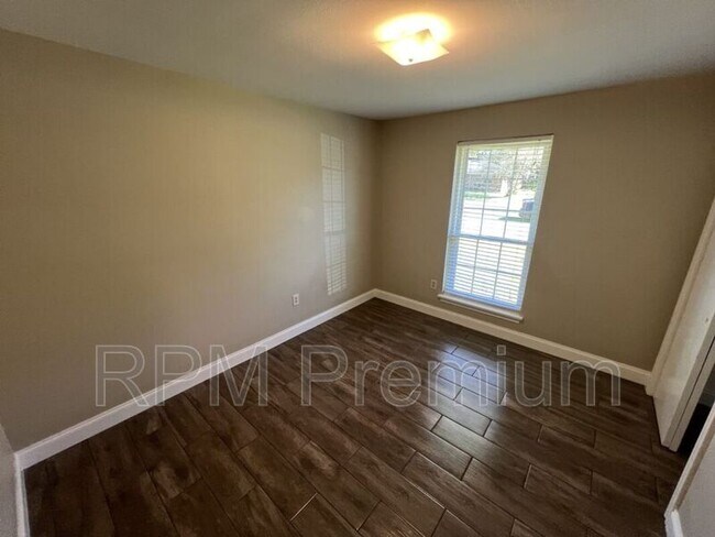 Building Photo - 207 Sinbad St