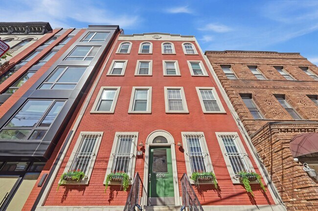 Building Photo - 420 Monroe St
