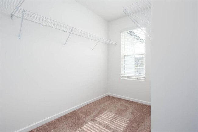 Building Photo - 590 River Run Dr