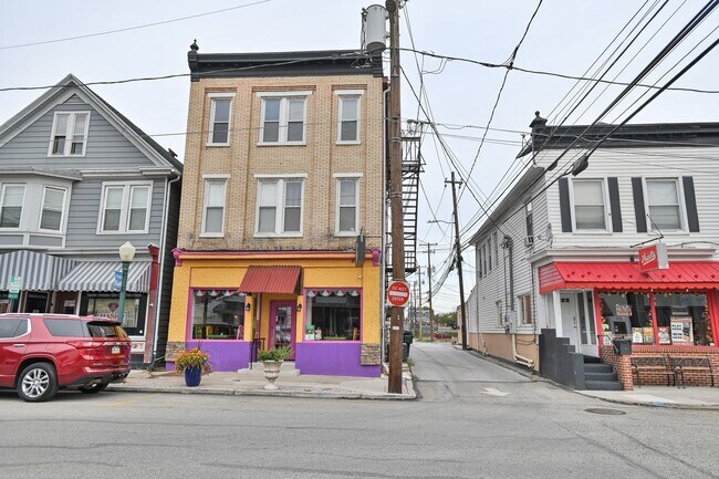 Building Photo - 213 3rd St