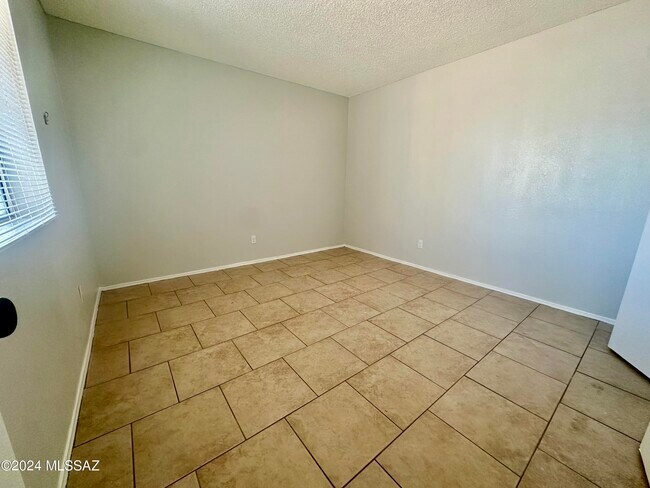 Building Photo - 2601 W Broadway Blvd