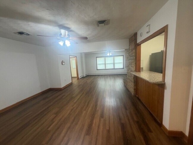 Building Photo - 549 Forest Rd