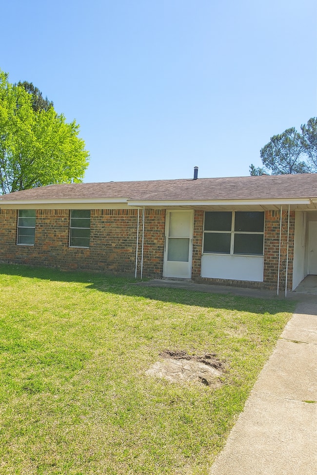 Building Photo - 2809 Green Tee Rd