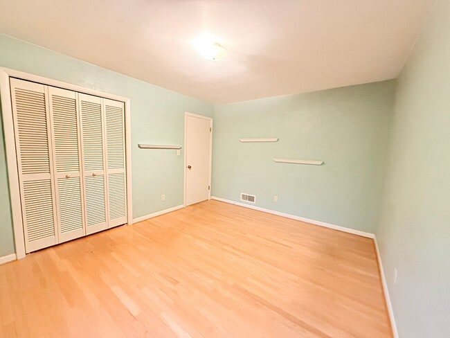 Building Photo - Beautiful 4 Bedroom Home with Fully Fenced Backyard!