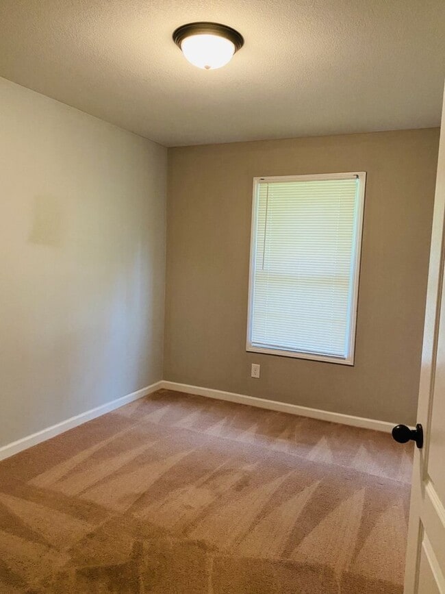 Building Photo - Beautiful Townhome