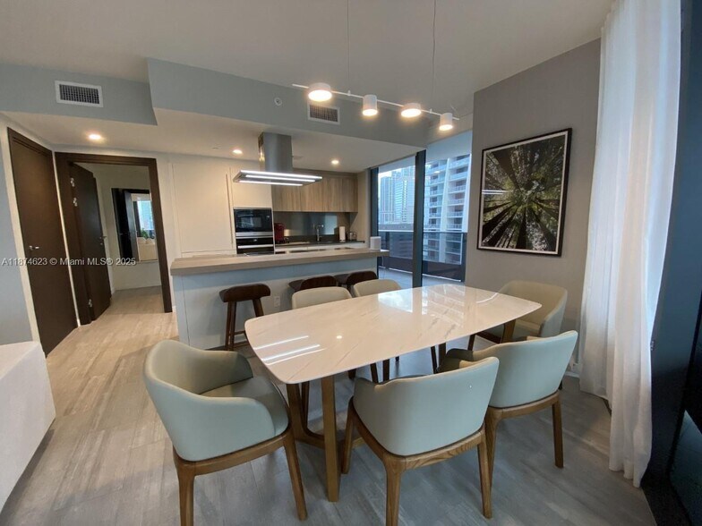 Building Photo - 1000 Brickell Plz