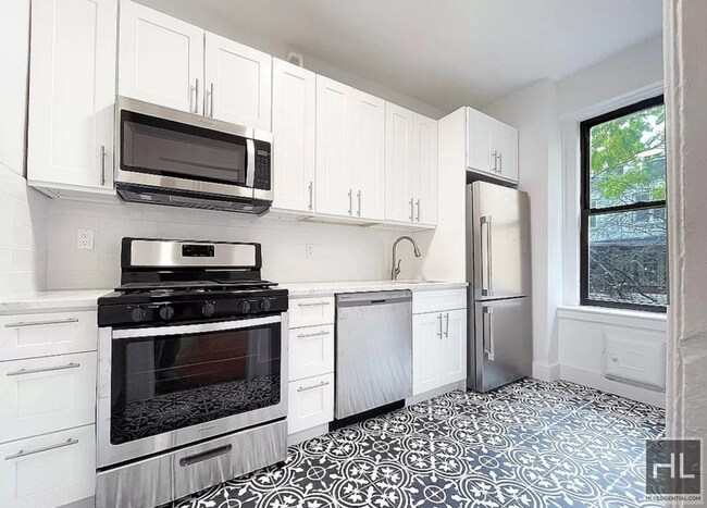 Building Photo - RIVERSIDE DRIVE / Amazing 3-Bed 1-Bath / F...