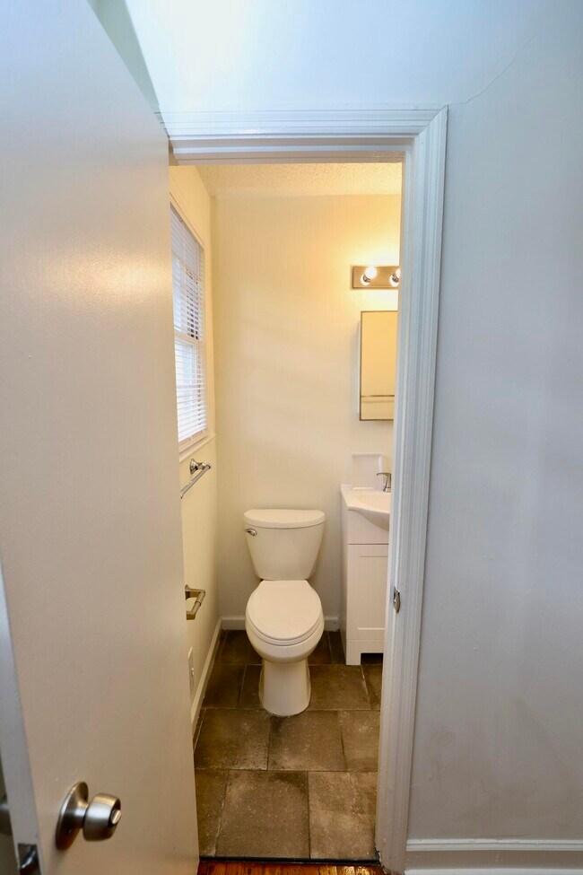 Building Photo - 1912 Dominion Dr